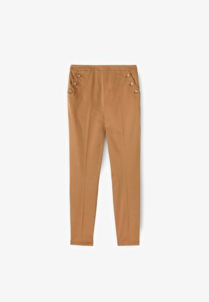 Pantalones de tiro alto color camel con piernas ajustadas y botones decorativos en bolsillos laterales en ángulo, exhibidos sobre un fondo blanco.