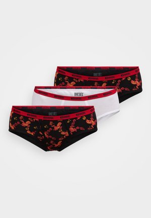 Tres pares de calzoncillos de hombre: negra con estampado de león rojo, negra lisa y blanca. Todos tienen cintura elástica roja con la marca "DIESEL".