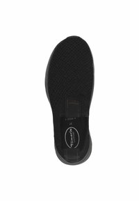 Crne slip-on cipele s gornjim dijelom od mrežaste tkanine, širokog dizajna, teksturirane površine, podstavljenog interijera i gumenog potplata. Sadrži središnji logo.