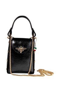 Zwarte leren handtas met een gestructureerd ontwerp, voorzien van een gouden bijembleem op de klep, een gouden kettingriem en decoratieve gouden accenten.