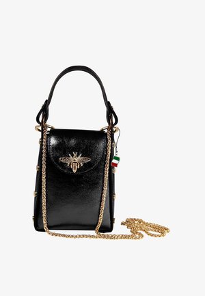 Zwarte leren handtas met een gestructureerd ontwerp, voorzien van een gouden bijembleem op de klep, een gouden kettingriem en decoratieve gouden accenten.