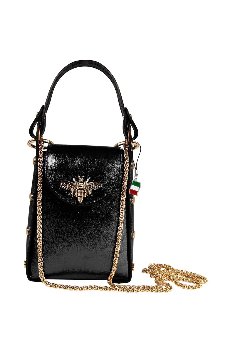 Zwarte leren handtas met een gestructureerd ontwerp, voorzien van een gouden bijembleem op de klep, een gouden kettingriem en decoratieve gouden accenten.