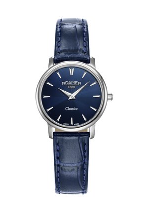 Orologio Roamer 1888 Classic con cassa rotonda in argento, quadrante blu a raggi di sole, marcatori delle ore argentati e cinturino in pelle blu con cuciture.
