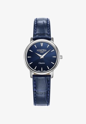 Roamer 1888 Classic horloge met een ronde zilveren kast, blauwe zonneschijf wijzerplaat, zilveren uurmarkeringen en een blauwe leren band met stiksels.