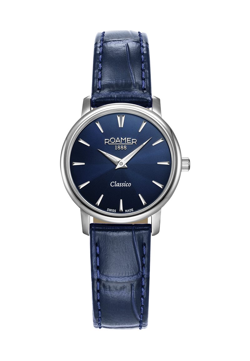 Roamer 1888 Classic Uhr mit einem runden Gehäuse aus Silber, blauem Sonnenstrahlzifferblatt, silbernen Stundenmarkierungen und einem blauen Lederarmband mit Nähten.