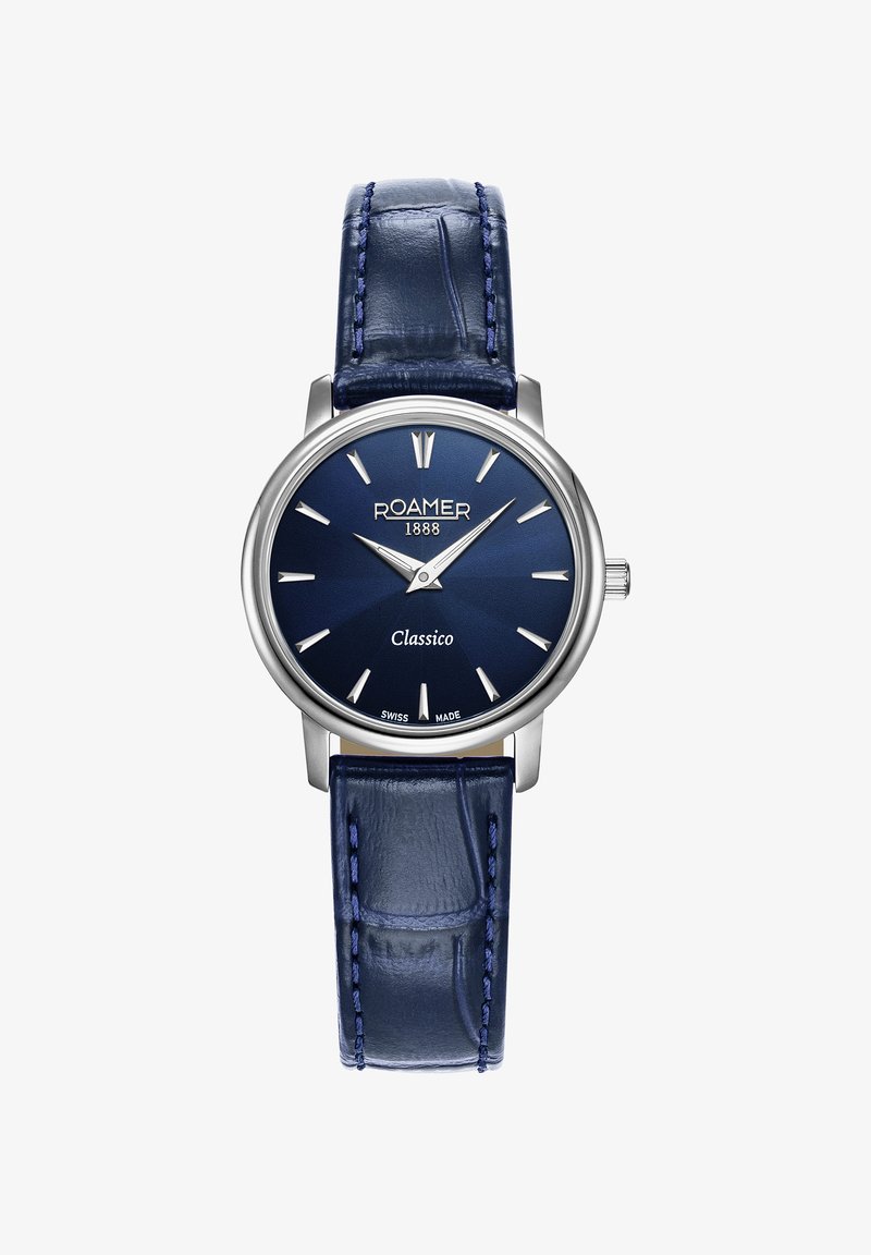 Roamer 1888 Classic kello, jossa on pyöreä hopeakuori, sinertävä auringonpaiste-kellotaulu, hopeiset tuntimerkit ja sininen nahkainen ranneke ompeleilla.