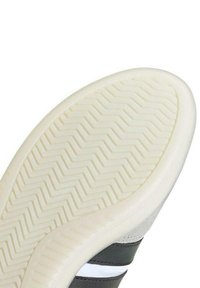 Suela de zapatilla de goma con un patrón de espiga; presenta acentos en gris y negro con un borde suave y redondeado. Parte inferior predominantemente blanca.