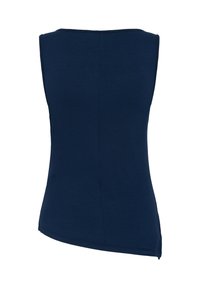 Haut ajusté sans manches bleu marine avec un ourlet légèrement asymétrique, présenté de dos sur un fond blanc uni.