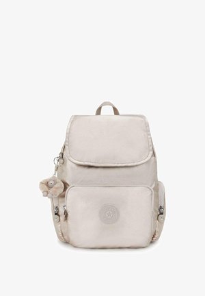 Zaino beige chiaro realizzato in tessuto morbido, dotato di tasca anteriore con zip, emblema del logo e portachiavi charm peloso rimovibile.