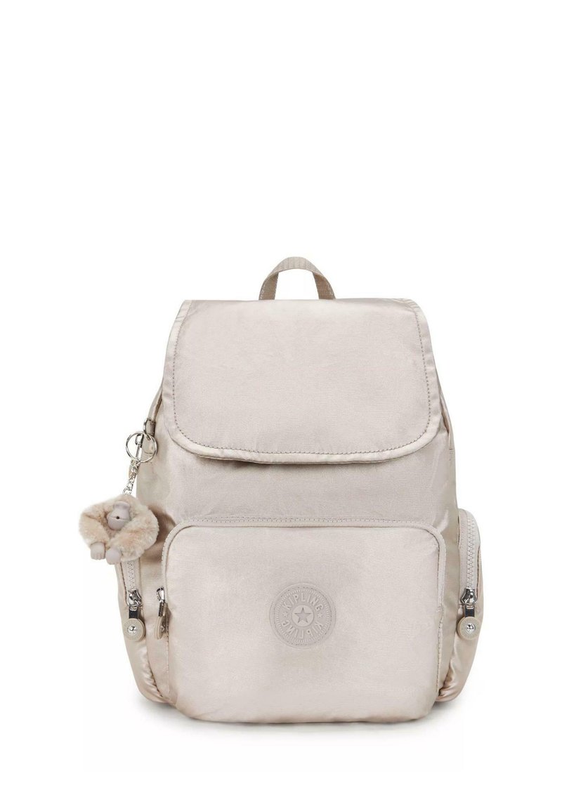 Sac à dos beige clair en tissu lisse, doté d'une poche zippée à l'avant, d'un logo et d'un porte-clés en fourrure amovible.