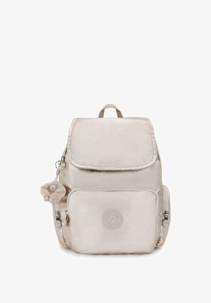 Sac à dos beige clair en tissu lisse, doté d'une poche zippée à l'avant, d'un logo et d'un porte-clés en fourrure amovible.