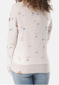 Felpa grigia chiaro con motivo di uccelli in rosa e blu. Presenta un orlo e dei polsini a coste, con un piccolo cartellino logo marrone sul lato inferiore.