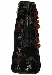 Bota negra de ante hasta el tobillo con patrón floral, diseño de cordones y acentos en forma de flor en el lateral. Presenta un acabado texturizado y detalles brillantes.