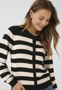 Melnas un rozā svītrainas jakas kardigāns ar apaļu dekoltē, pilnu pogu aizdari un ribotiem piegriezumiem. Mīksts adījuma materiāls un brīvs piegriezums.