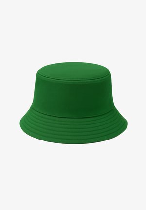 Cappello a secchiello verde in tessuto strutturato, caratterizzato da una sommità piatta e una tesa larga che pende verso il basso con cuciture visibili.