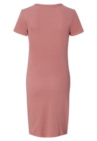 Rosa knälång klänning med korta ärmar, tillverkad av ribbat tyg; har en rund hals och en enkel, figurnära design.