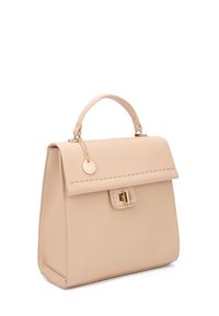Borsa a mano in pelle beige con forma strutturata, manico superiore, patta pieghevole e hardware dorato. Presenta un charm decorativo e dettagli di cucitura.