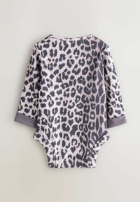 Langærmet baby bodystocking i ribbet stof med et pink og gråt leopardprint. Grå manchetter og halsudskæring tilføjer kontrast.