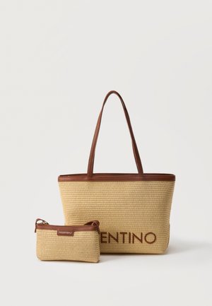 Bolso tote tejido beige con ribetes y correas de cuero marrón, con el logo "Valentino" parcialmente visible, mostrado con una pequeña bolsa a juego.