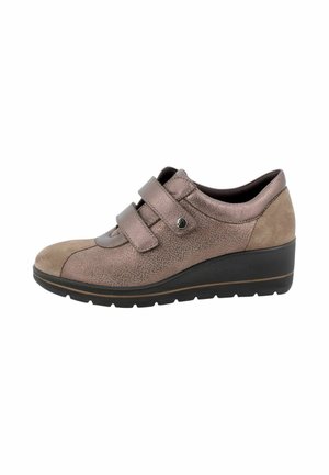 Scarpe in velcro marroni con tomaia in pelle texturizzata e dettagli in camoscio, dotate di suola a zeppa e motivo floreale sui lati.