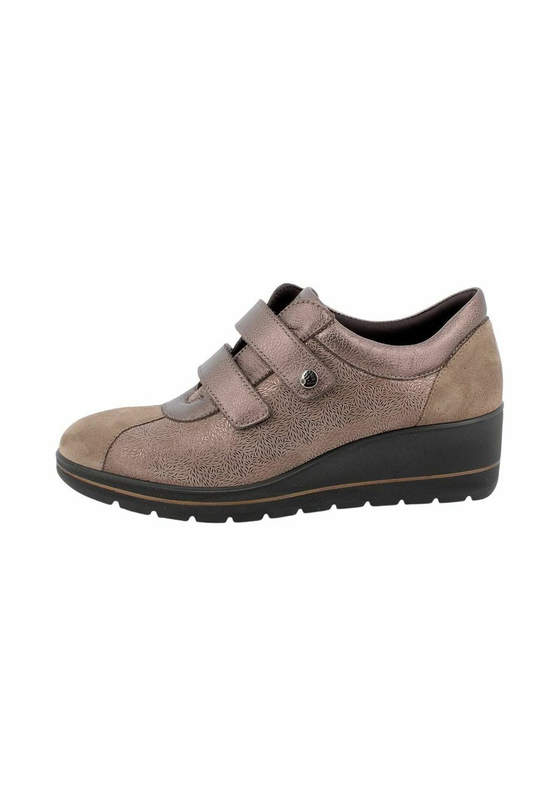 Scarpe in velcro marroni con tomaia in pelle texturizzata e dettagli in camoscio, dotate di suola a zeppa e motivo floreale sui lati.
