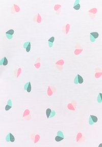 Tejido blanco con un patrón repetido de pequeños corazones en tonos pastel de rosa, verde menta y verde oscuro, con diferentes matices y tamaños.