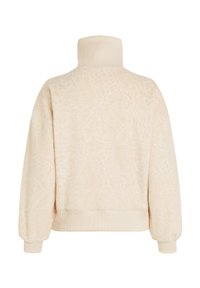 Beige fleece jack met hoge ribgebreide kraag, lange mouwen en ribgebreide manchetten en zoom, getoond vanaf de achterkant op een witte achtergrond.