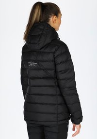 Czarna kurtka puchowa z kapturem, z pikowanym wzorem i poziomym przeszyciem. Logo na górze pleców. Gładka tekstura.