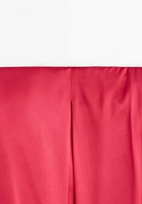 Tissu rose vif avec une texture lisse, présentant une fente verticale au centre du dos et un léger éclat. Style épuré et minimaliste.