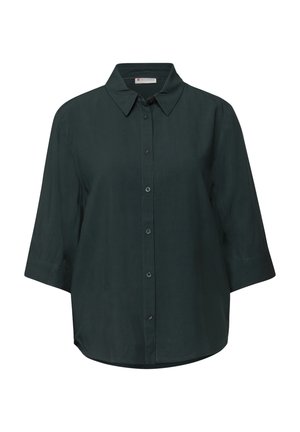 Camisa de color verde oscuro, con botones en la parte delantera y cuello, y mangas de tres cuartos. Hecha de una tela suave que presenta un corte holgado y un dobladillo redondeado.