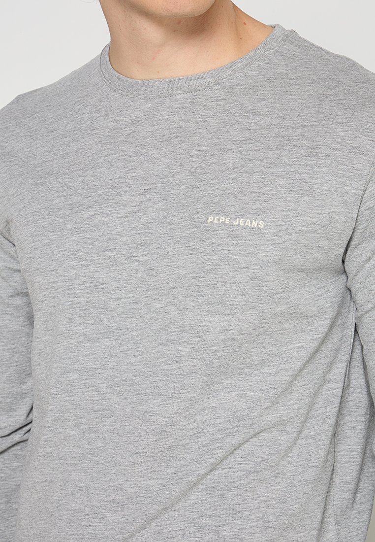 Jasnoszara longsleeve T-shirt wykonana z miękkiej bawełny, z okrągłym dekoltem i małym, subtelnym białym logo "Pepe Jeans" na piersi.