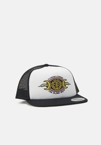 Gorra trucker en blanco y negro con un gráfico frontal que presenta serpientes y diseños circulares. Parte trasera de malla y visera plana, con ajuste ajustable.