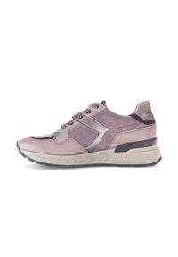 Sneakers in lichtpaars leer met zilveren accenten, voorzien van geprofileerde panelen, ronde neus, gecushioneerde zool en gemusterde veters.