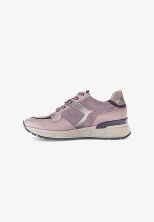 Sneaker aus hellviolettem Leder mit silbernen Akzenten, ausgestattet mit strukturierten Einsätzen, runder Zehenpartie, gepolsterter Sohle und gemusterten Schnürsenkeln.