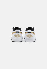 Jordan AIR JORDAN 1 LOW - Sneakers basse - white/metallic gold/black