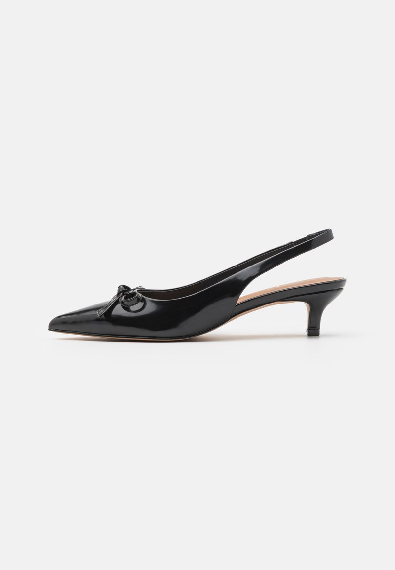 Sorte patentlæder slingback sko med spids tå, lille hæl og en dekorativ sløjfe detalje på vamps. Glat overflade.