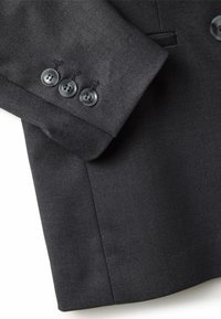 Manche d'une veste de costume gris foncé avec trois boutons noirs sur le poignet, montrant des détails de texture du tissu et des coutures.