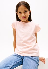 Lichtroze katoenen T-shirt met korte gerimpelde mouwen en een ronde hals, met een klein geborduurd logo op de linkerborst.