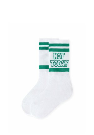 Weiße Crew-Socken mit grünen Streifen oben und in der Mitte, mit fettgedrucktem grünem Text "NOT TODAY" auf einer Socke.