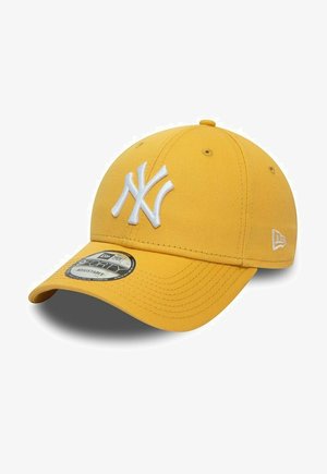 Gelbe Baseballkappe mit verstellbarem Riemen, weißem besticktem Logo auf der Vorderseite, gebogenem Schild und sichtbarer Stoffstruktur.