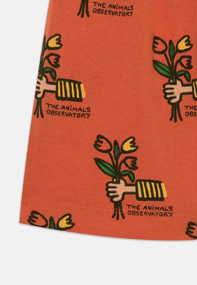 Kurzärmliges, oranges Baumwollshirt mit wiederholten schwarzen und gelben Grafiken von Händen, die Blumen halten, mit dem Text "THE ANIMALS OBSERVATORY."