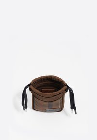 Bolsa de tela marrón con un diseño de cuadros y cierre de cordón. El interior presenta una etiqueta de cuero, fondo reforzado y un borde texturizado en contraste.