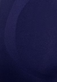 Granatowy, elastyczny materiał o gładkiej fakturze. Posiada subtelne tonalne wariacje oraz linie konturowe dla modelowania.