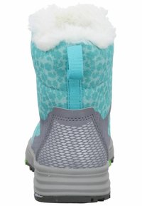 Bota texturizada en turquesa con forro de piel blanca, acentos de malla gris y una lengüeta. Suela de múltiples capas con un detalle verde.