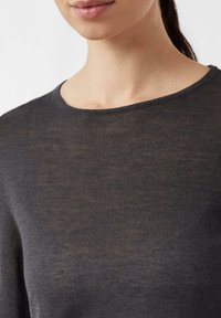 Dunkelgrauer, gestrickter Pullover mit Rundhalsausschnitt. Der Stoff wirkt weich und leicht, verfügt über eine subtile Textur mit einer glatten Oberfläche.