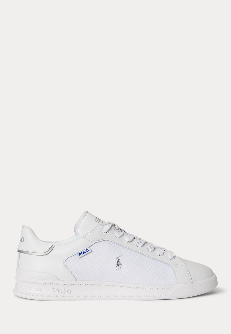 Λευκό low-top sneaker Polo με κλείσιμο με κορδόνια, υφασμάτινη πλευρική επιφάνεια και κέντημα λογότυπου στο πλευρό και στη σόλα.