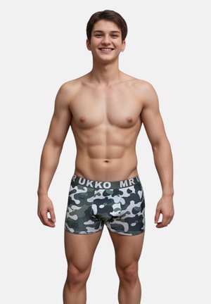Bóxers con estampado de camuflaje y diseño ajustado, fabricados con material elástico, que cuentan con una cinturilla elástica en contraste etiquetada "MR UKKO."