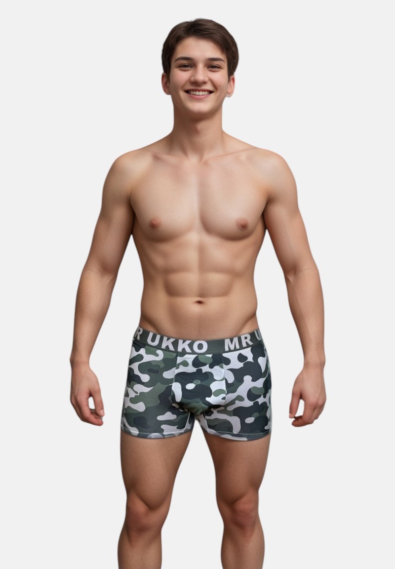 Shortsit, joissa on kamouflagekuvio ja mukautuva malli, valmistettu joustavasta materiaalista, kontrastivärinen elastinen vyötärönauha, jossa lukee "MR UKKO."
