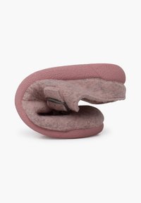 Pantofole rosa chiaro con un design curvo, caratterizzate da un materiale esterno testurizzato e un rivestimento interno morbido. Include un piccolo dettaglio metallico.