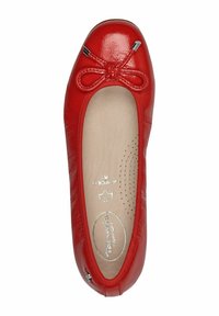 Ballerine en cuir verni rouge avec détail nœud et semelle intérieure beige rembourrée, vue de dessus.
